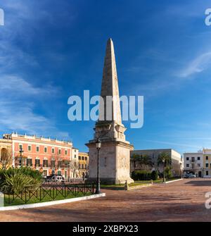 Ciutadella, Spagna - 26 gennaio 2024: Veduta dell'Obelisco della Ciutadella e della piazza nata nel centro storico della città Foto Stock