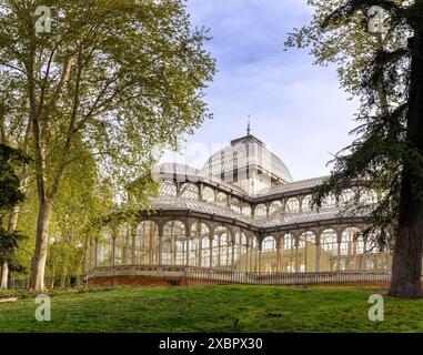 Madrid, Spagna - 6 aprile 2024: Vista del Palazzo di cristallo nel Parco El Retiro nel centro di Madrid Foto Stock