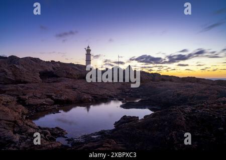 Una lunga vista del faro di Cap de ses Salines a Maiorca all'alba Foto Stock