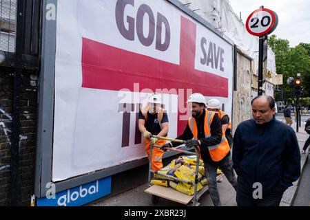 God Save the Team, bandiera St Georges su larga scala a sostegno della squadra di calcio inglese prima di prendere parte agli Euros del Campionato europeo di calcio UEFA il 12 giugno 2024 a East London, Regno Unito. Il poster del cartellone Foto Stock