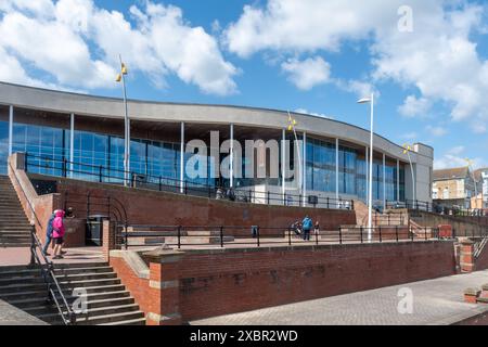 Centro ricreativo accanto al lungomare di Bridlington, East Yorkshire, Inghilterra, Regno Unito. Centro ricreativo East Riding Leisure Centre Foto Stock