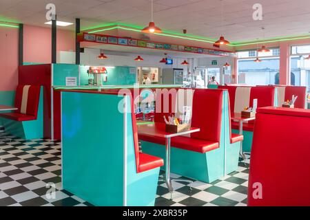 Rusty's Diner a Bridlington, East Yorkshire, Inghilterra, Regno Unito, vista interna del ristorante in stile americano a tema anni '1950 Foto Stock