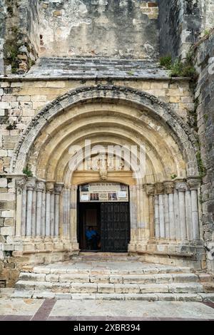 La Puerta de las Gentes de la Villa della Chiesa di Santa María de los Ángeles a San Vicente de la Barquera, Cantabria, Spagna Foto Stock