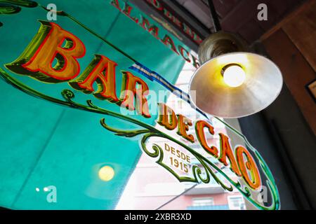 Vetrate colorate con segno filetto del tradizionale Bar de Cao di Buenos Aires Foto Stock