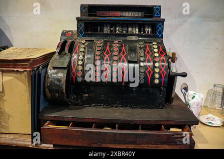 un vecchio registratore di cassa in disuso in un bar di buenos aires Foto Stock