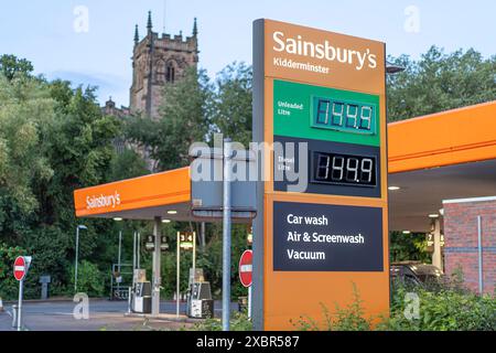 Kidderminster, Regno Unito. 10 giugno 2024. Per la prima volta dopo molti anni, i prezzi del carburante alla pompa si bilanciano allo stesso costo per litro. Il carburante diesel ha ora lo stesso prezzo della benzina: Lee Hudson/Alamy Foto Stock