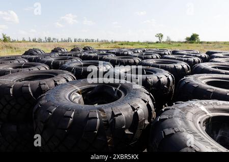 Regione di Kharkiv, Ucraina. 7 giugno 2024. Le gomme dei camion militari sono pronte per essere consegnate alle truppe. Aiuto militare alle forze armate ucraine dall'associazione civica Sprava Hromad insieme alla Fondazione Poroshenko credito: SOPA Images Limited/Alamy Live News Foto Stock