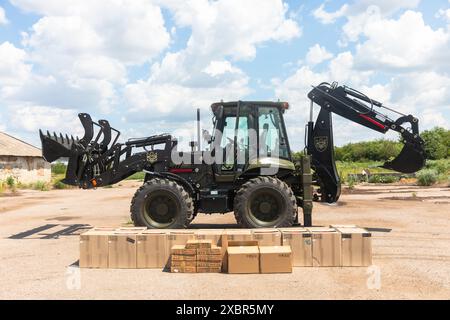 Regione di Kharkiv, Ucraina. 7 giugno 2024. Si vede un escavatore bulldozer per la costruzione di fortificazioni, preparato per il trasferimento alle forze armate dell'Ucraina. Aiuto militare alle forze armate ucraine dall'associazione civica Sprava Hromad insieme alla Fondazione Poroshenko credito: SOPA Images Limited/Alamy Live News Foto Stock