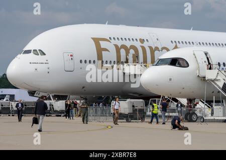 BERLINO - 7 GIUGNO 2024: Il più grande aereo di linea al mondo - Airbus A380-800 sul campo di aviazione. Emirates Airline. ILA Berlin Air Show 2024. Foto Stock