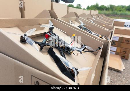 Regione di Kharkiv, Ucraina. 7 giugno 2024. Un lotto di droni fpv viene visto prima di essere consegnato alle truppe. Aiuto militare alle forze armate ucraine dall'associazione civica Sprava Hromad insieme alla Fondazione Poroshenko (foto di Mykhaylo Palinchak/SOPA Images/Sipa USA) credito: SIPA USA/Alamy Live News Foto Stock