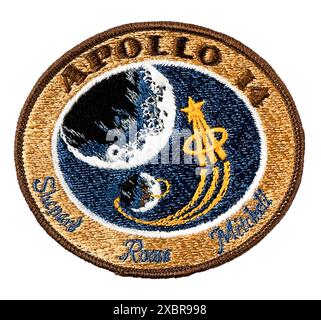 Apollo 14 ricamato missione di atterraggio lunare 1970 insegna che mostra un corpo astronauta spillo che si avvicina alla luna ed è stato progettato dall'equipaggio: Alan Shepard, Stuart Roosa e Edgar Mitchell. Foto Stock