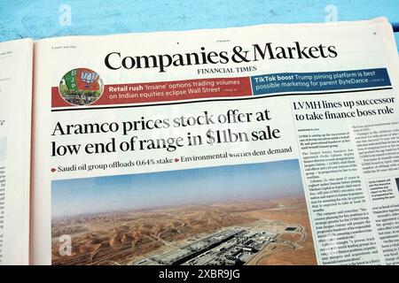 "Aramco Prices stock offer at low end of rang in $11bn sale" titolo del quotidiano FTWeekend Financial Times FT 8 giugno 2024 Saudi Oil article London UK Foto Stock