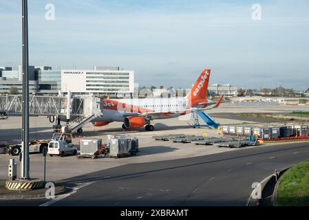 Un avion de la compagnie aérienne low cost easyjet, à l'arrêt sur le tarmac de l'aéroport de Roissy Charles de Gaulles. parigi, Francia, novembre 2022 Foto Stock