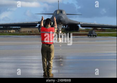Isaiah Chadwick, 28th Aircraft Maintenance Squadron, capo dell'equipaggio dedicato, dirige il taxi di un B-1B Lancer ad Andersen Air Foto Stock