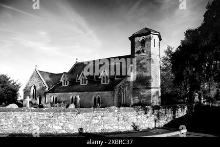 La chiesa di St Arvans - Llanarfan - ha le sue origini nell'architettura tardo normanna, con opere d'arte e artigianato del XIX secolo che hanno influenzato ristrutturazioni/ampliamenti. Foto Stock