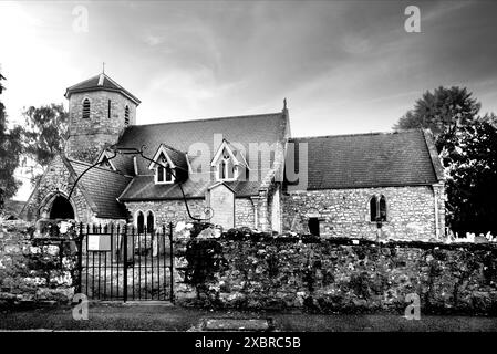 La chiesa di St Arvans - Llanarfan - ha le sue origini nell'architettura tardo normanna, con opere d'arte e artigianato del XIX secolo che hanno influenzato ristrutturazioni/ampliamenti. Foto Stock