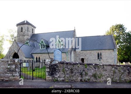 La chiesa di St Arvans - Llanarfan - ha le sue origini nell'architettura tardo normanna, con opere d'arte e artigianato del XIX secolo che hanno influenzato ristrutturazioni/ampliamenti. Foto Stock