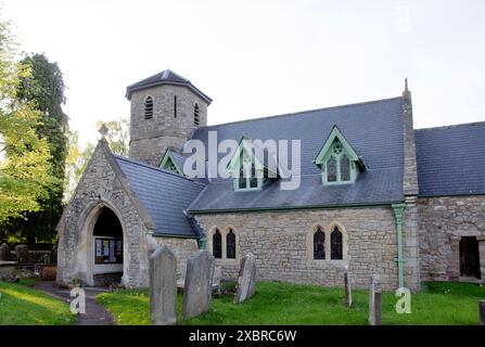 La chiesa di St Arvans - Llanarfan - ha le sue origini nell'architettura tardo normanna, con opere d'arte e artigianato del XIX secolo che hanno influenzato ristrutturazioni/ampliamenti. Foto Stock