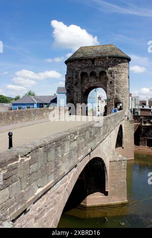 Monnow Bridge and Gateway di Monmouth è l'unico ponte fluviale fortificato rimasto in Gran Bretagna, un edificio classificato di grado i e monumento programmato. Foto Stock