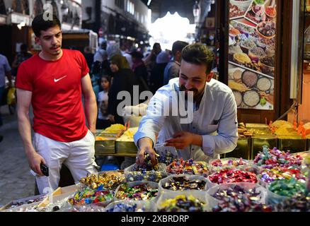 (240613) -- DAMASCO, 13 giugno 2024 (Xinhua) -- le persone acquistano dolci per il prossimo Eid al-Adha a Damasco, Siria, 12 giugno 2024. (Foto di Ammar Safarjalani/Xinhua) Foto Stock