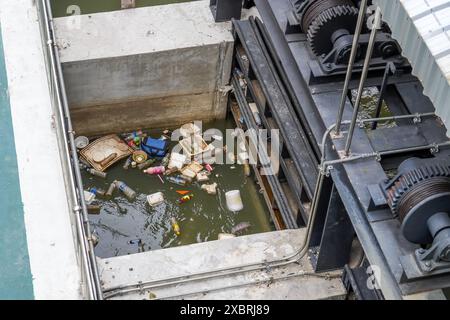 Le acque reflue scarsamente trattate vengono scaricate in mare sulla costa nella zona della spiaggia. Inquinamento ambientale. Violazione dei rifiuti del canale dei fanghi sanitari wa Foto Stock