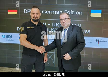 Berlino, Germania. 13 giugno 2024. Oleksandr Kamyshin (l), ministro delle industrie strategiche dell'Ucraina, e Siegfried Russwurm, presidente della BDI, partecipano al Forum delle industrie della difesa tedesco-ucraino. L'evento "German-Ukrainian Defence Industries Forum - DFNC1 German Edition" si svolge in stretta collaborazione tra il BDI e l'Associazione federale dell'industria tedesca della sicurezza e della difesa (BDSV) con l'Ambasciata dell'Ucraina nella Repubblica federale di Germania e il governo federale. Credito: Joerg Carstensen/dpa/Alamy Live News Foto Stock