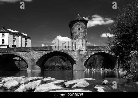 Monnow Bridge and Gateway di Monmouth è l'unico ponte fluviale fortificato rimasto in Gran Bretagna, un edificio classificato di grado i e monumento programmato. Foto Stock