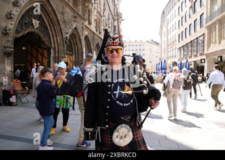 Tifosi scozzesi nella piazza centrale di Marienplatz, Monaco. Domani la Scozia affronterà la Germania nella gara di apertura di Euro 2024. Data foto: Giovedì 13 giugno 2024. Foto Stock