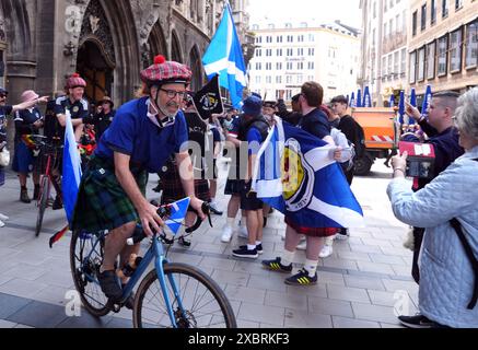 Tifosi scozzesi nella piazza centrale di Marienplatz, Monaco. Domani la Scozia affronterà la Germania nella gara di apertura di Euro 2024. Data foto: Giovedì 13 giugno 2024. Foto Stock