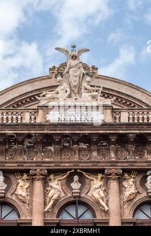 La spettacolare facciata 19c del Teatro massimo Bellini di Catania, in Sicilia, prende il nome dal compositore lirico siciliano Vincenzo Bellini Foto Stock