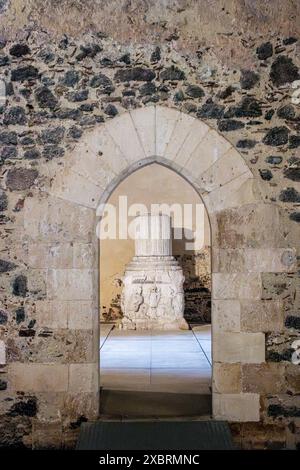 Parte di una colonna del teatro romano del II secolo, esposta nel Castello Ursino, una fortezza medievale a Catania, Sicilia, Italia Foto Stock