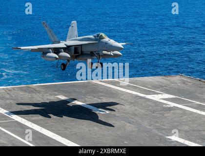 240611-N-AT887-1452 PHILIPPINE SEA (11 giugno 2024) un F/A-18E Super Hornet, attaccato al Royal Maces of Strike Fighter Squadron (VFA) 27, si prepara Foto Stock