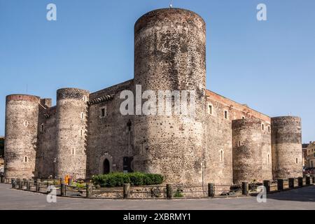 Castello Ursino, un'imponente fortezza medievale a Catania, in Sicilia. Fu costruita dall'imperatore Federico II tra il 1239 e il 1250 Foto Stock