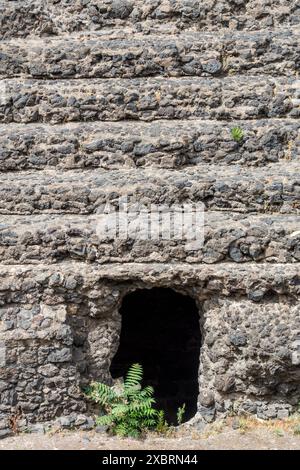 File di posti a sedere in pietra nell'anfiteatro romano del II secolo d C nel centro di Catania, Sicilia, Italia Foto Stock