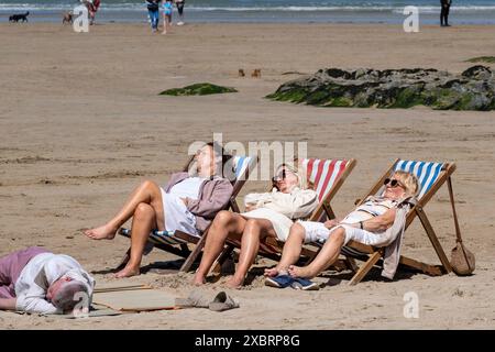 Turisti che si rilassano sulla spiaggia di Towan con la bassa marea a Newquay in Cornovaglia nel Regno Unito. Foto Stock