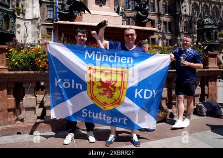 Tifosi scozzesi nella piazza centrale di Marienplatz, Monaco. Domani la Scozia affronterà la Germania nella gara di apertura di Euro 2024. Data foto: Giovedì 13 giugno 2024. Foto Stock