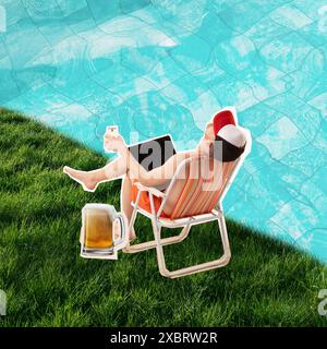 Collage d'arte contemporanea. L'uomo si rilassa su una sedia sul prato verde con la piscina nelle vicinanze lavorando su un computer portatile con cuffie e beve birra. Disegno astratto. Foto Stock