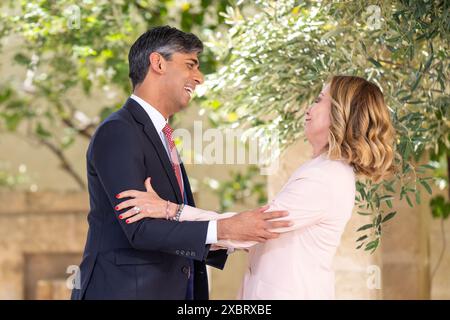 Bari, Italia. 13 giugno 2024. Il primo ministro italiano Giorgia Meloni si trova accanto a Rishi Sunak, primo ministro del Regno Unito, al vertice del G7. I capi di Stato e di governo delle sette nazioni industrializzate: USA, Canada, Regno Unito, Francia, Italia, Germania e Giappone - si riuniscono a Borgo Egnazia vicino a Bari per il vertice annuale del G7, ospitato dall'Italia. Crediti: Michael Kappeler/dpa/Alamy Live News Foto Stock