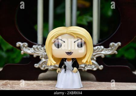 Funko Pop action figure di Tiffany sposa di Chucky della popolare serie horror Child's Play. Bambola assassina, palazzo in miniatura con colonne. Foto Stock