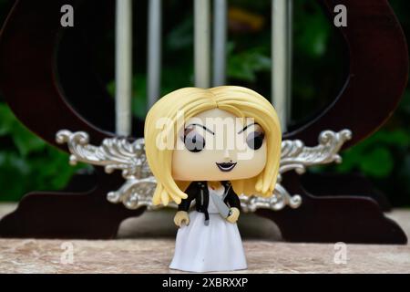 Funko Pop action figure di Tiffany sposa di Chucky della popolare serie horror Child's Play. Bambola assassina, palazzo in miniatura con colonne. Foto Stock