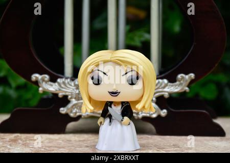 Funko Pop action figure di Tiffany sposa di Chucky della popolare serie horror Child's Play. Bambola assassina, palazzo in miniatura con colonne. Foto Stock