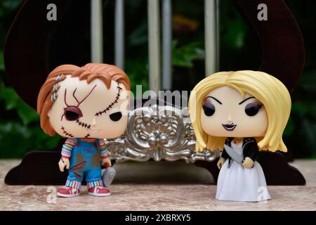 Funko Pop action figure di Chucky e Tiffany dei film horror Child's Play. Bambole assassine, palazzo in miniatura con colonne. Foto Stock