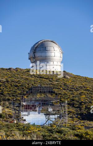 Il Gran Telescopio Canarias (GranTeCan o GTC), il più grande telescopio ottico a apertura singola del mondo e telescopi MAGICI, la Palma, Isole Canarie, Foto Stock