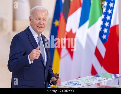 Bari, Italia. 13 giugno 2024. Il presidente DEGLI STATI UNITI Joe Biden è presente al vertice degli stati del G7. I capi di Stato e di governo delle sette nazioni industrializzate degli Stati Uniti, del Canada, del Regno Unito, della Francia, dell'Italia, Germania e Giappone si incontrano a Borgo Egnazia vicino Bari per il vertice annuale del G7, ospitato dall'Italia. Crediti: Michael Kappeler/dpa/Alamy Live News Foto Stock