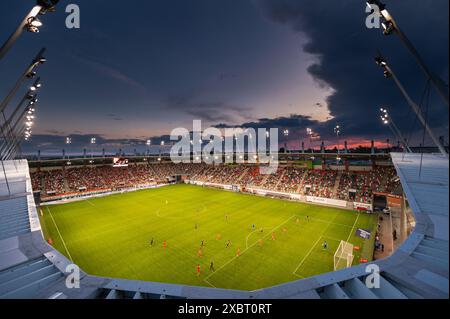 LUBIN, POLONIA - 20 MAGGIO 2024: Partita di calcio polacca PKO Ekstraklasa tra KGHM Zaglebie Lubin e LKS Lodz. Vista dal tetto sul campo. Foto Stock