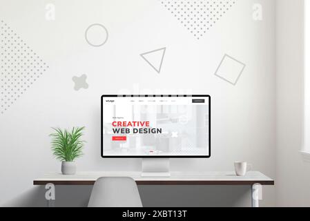 Presentazione di uno studio di Web design su un moderno display di computer sulla scrivania, accompagnato da tazza e pianta per un ambiente di lavoro accogliente Foto Stock