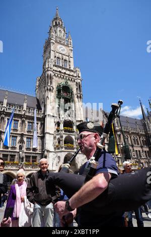 Tifosi scozzesi nella piazza centrale di Marienplatz, Monaco. Domani la Scozia affronterà la Germania nella gara di apertura di Euro 2024. Data foto: Giovedì 13 giugno 2024. Foto Stock