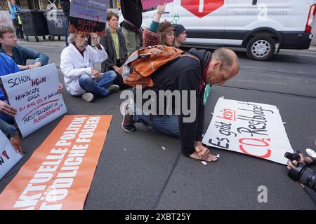 Berlino, Germania. 13 giugno 2024. Gli attivisti di Berlino hanno concluso uno sciopero della fame di 99 giorni il 13 giugno 2024 per costringere il governo federale del Cancelliere Olaf Scholz a riconoscere l'esistenza di una catastrofe climatica. Wolfgang Metzeler-Kick (nella foto), che non aveva accettato cibo solido per 92 giorni, poi si è bloccato sulla strada accompagnato da altri attivisti, Berlino, Germania. Crediti: Ales Zapotocky/CTK Photo/Alamy Live News Foto Stock