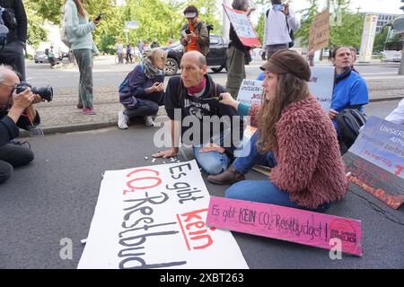 Berlino, Germania. 13 giugno 2024. Gli attivisti di Berlino hanno concluso uno sciopero della fame di 99 giorni il 13 giugno 2024 per costringere il governo federale del Cancelliere Olaf Scholz a riconoscere l'esistenza di una catastrofe climatica. Wolfgang Metzeler-Kick (nella foto), che non aveva accettato cibo solido per 92 giorni, poi si è bloccato sulla strada accompagnato da altri attivisti, Berlino, Germania. Crediti: Ales Zapotocky/CTK Photo/Alamy Live News Foto Stock