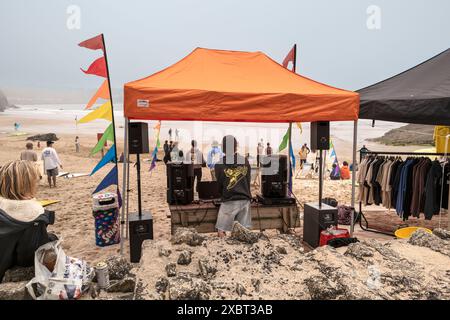 Musica suonata mentre la gente aspetta l'inizio della gara di surf Sand Bandit Showdown al GT Western Beach di Newquay in Cornovaglia Foto Stock